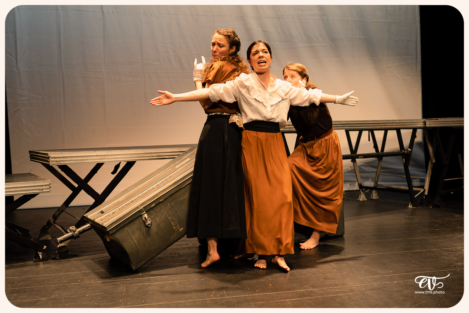 LA MESNIE H. - UN JOUR D'ÉTÉ